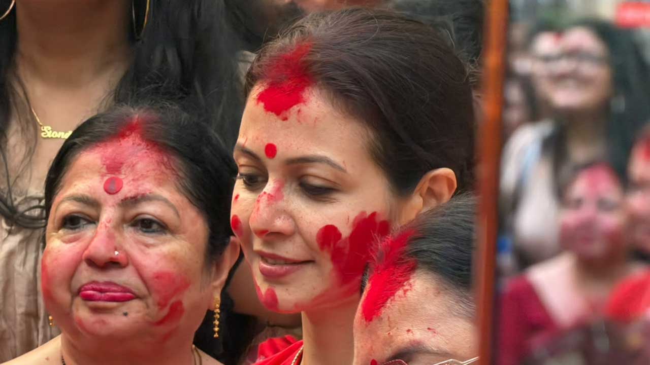 লাল পাড় সাদা শাড়ি, সোনার গয়না! মল্লিকবাড়ির দশমীতে সাবেকি সাজে নজর কাড়লেন কোয়েল